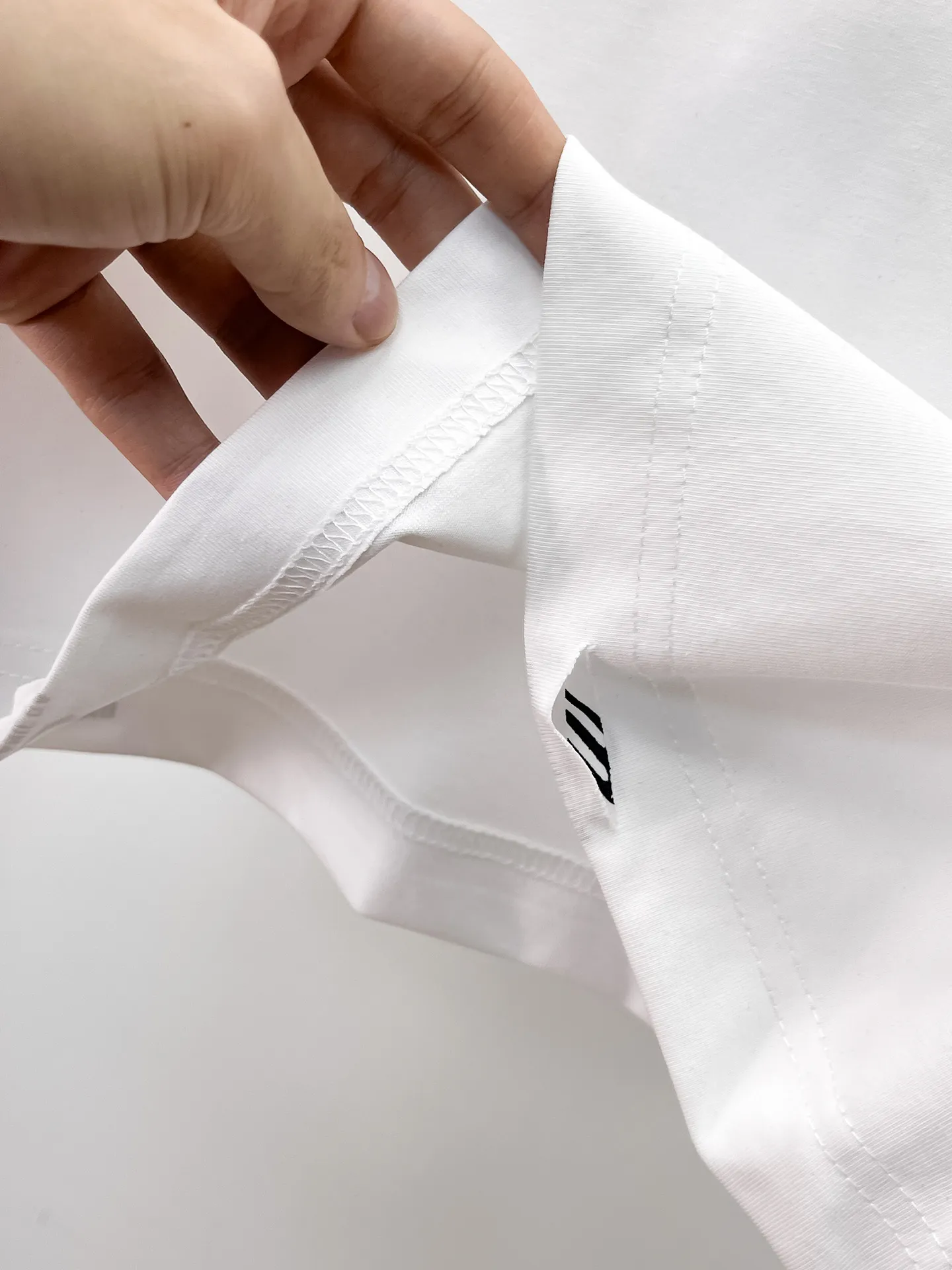 Balenciaga's high-end top-quality products 🐮2026 Spring and Summer New Arrival first counter, the latest New Arrival short-sleeved round neck T-shirt, Premium customized design, avant-garde and fashionable! Brand logo heavy craftsmanship design Premium customized 260g fabric. Soft to the touch. Comfortable to wear. Counter-level exquisite stitching. Fine workmanship. The upper body effect is incomparably handsome! A must-have item for men and women with the same style! Sizes: S~XXL When placing an order, please state your height and weight. The maximum wearing size is 210 pounds (one size larger)